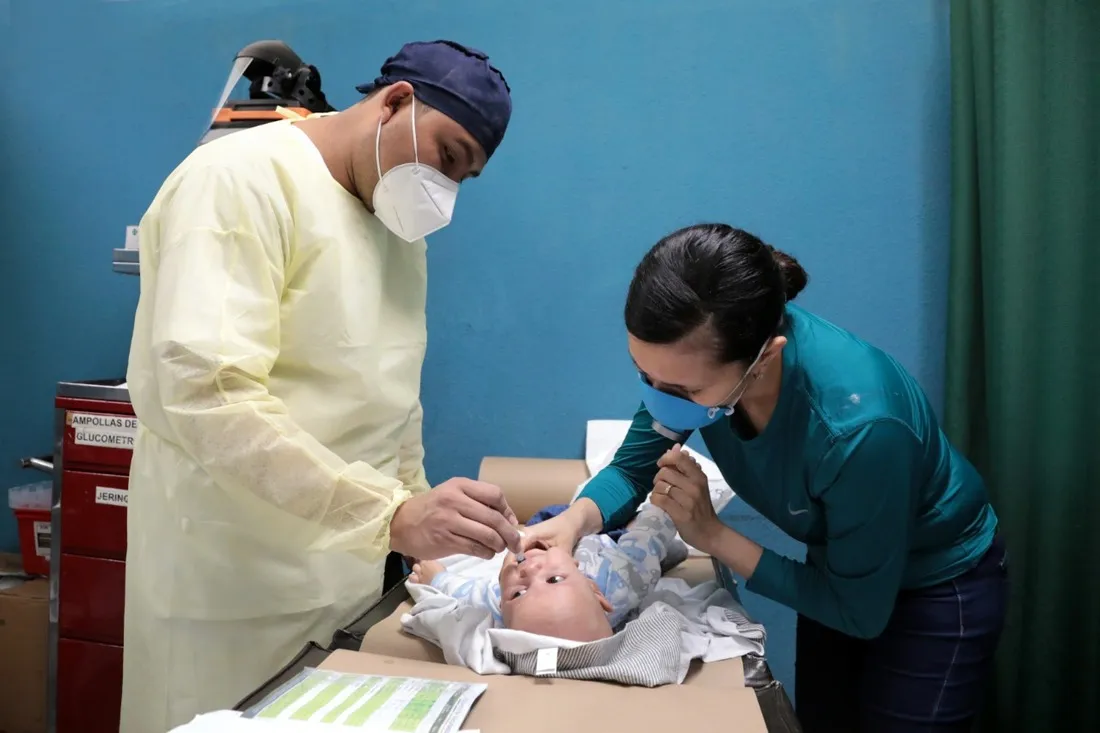 Personal de salud atiende a un bebé durante la vacunación