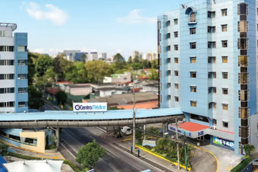 Edificio celeste de Clínicas Centro Médico II en la 6a. Avenida de la zona 10, unido por una pasarela al Centro Médico