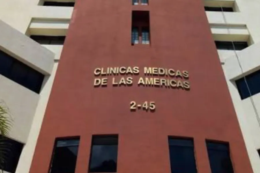 Fachada del Edificio Clínicas Médicas de las Américas, muro rojo con el número 2-45, en la zona 14 de la Ciudad de Guatemala