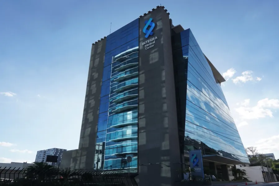 Fachada del Integra Medical Center, torre de vidrio azul con el logo de Integra, en la zona 10 de la Ciudad de Guatemala