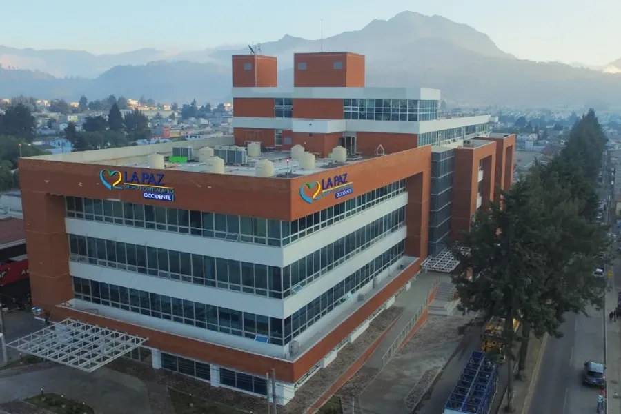 Fachada del Centro Hospitalario La Paz Occidente, edificio de ladrillo y vidrio en la zona 3 de Quetzaltenango