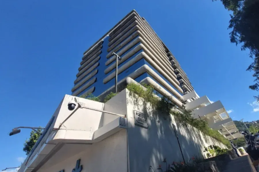 Fachada del Edificio Multimédica, torre de vidrio azul con franjas claras en Vista Hermosa, zona 15 de la Ciudad de Guatemala